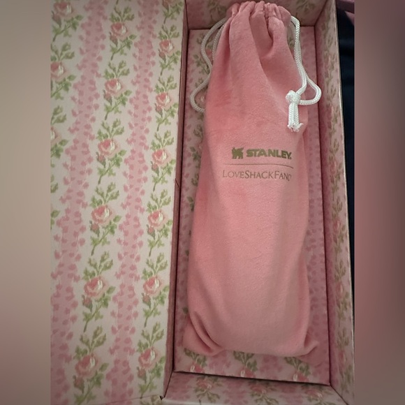 Stanley 1913 x LoveShackFancy Holiday All Day Slim Bottle | 34 OZ - Picture 2 of 2